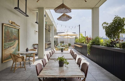 East Market District Casa | Hotel Genevieve, Petite King Room, Classic Elegance! Pets Allowed!