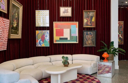East Market District Casa | Hotel Genevieve, Petite King Room, Classic Elegance! Pets Allowed!