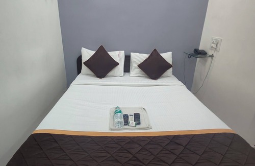 Vijaya Nagar Cabina | Hotel Golden Arch