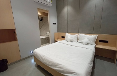 Goregaon West Hotel | Hotel Golden Suites - Near Nesco