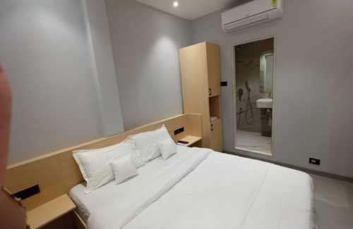 Goregaon West Hotel | Hotel Golden Suites - Near Nesco
