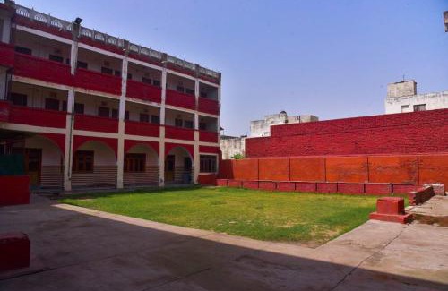 Agra Hotel | Hotel Goverdhan - Walking to Raja Ki Mandi Railway and 3km from ISBT
