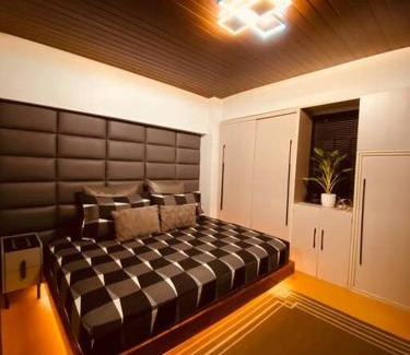 Highway Hills Apartamento | Hotel inspired city view condo