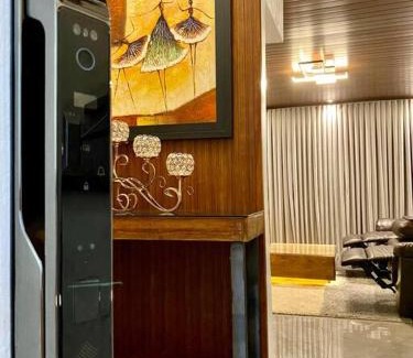 Highway Hills Apartamento | Hotel inspired city view condo