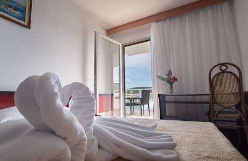 Cove Rogacic Casa | Hotel Issa - Double Room Sea View 23