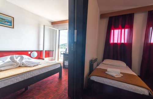 Cove Rogacic Casa | Hotel Issa - Quadruple Room Sea View