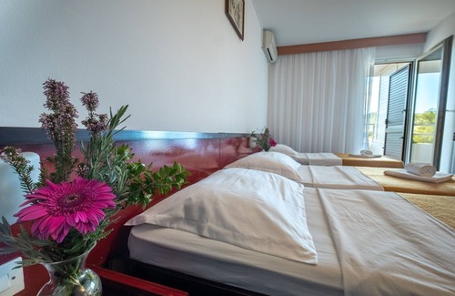 Cove Rogacic Casa | Hotel Issa - Triple Room Sea View 3