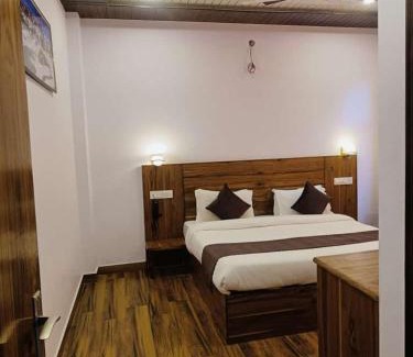 Dharampur Apartamento | Hotel kasauli view café restaurant open terrace mountain view