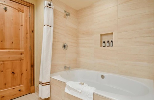 Park City Hotel | HOTEL KING BEDROOM NEAR BASE CHAIRLIFT -- GRAND SUMMIT AVAILABLE NOW!