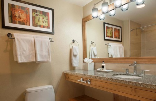 Park City Hotel | HOTEL KING BEDROOM NEAR BASE CHAIRLIFT -- GRAND SUMMIT AVAILABLE NOW!