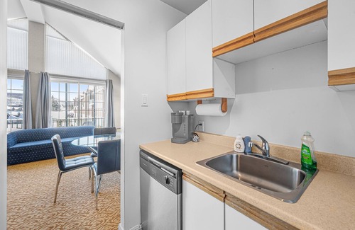 Saint-Sauveur Casa | Hotel le Domaine Studio Queen kitchen balcony