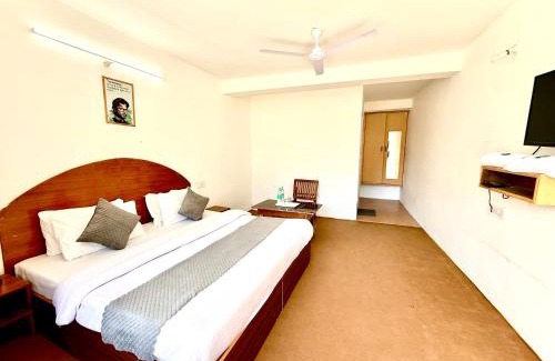 Old Manali Hotel | Hotel Lilly Inn Himalayan Snow views