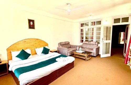 Old Manali Hotel | Hotel Lilly Inn Himalayan Snow views