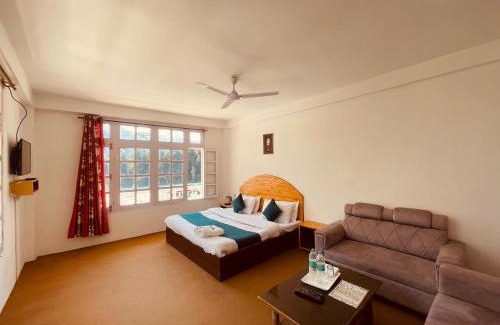 Old Manali Hotel | Hotel Lilly Inn Himalayan Snow views