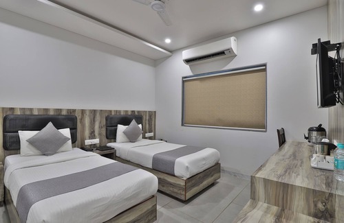 Sayajiganj Hotel | Hotel Limra Vadodara
