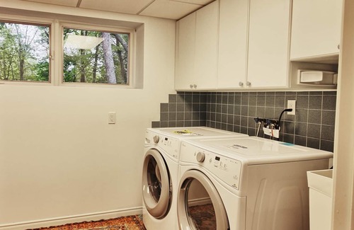 Seguin Casa | Hotel Luxury 6 brdm, 3 bath cottage on Little Lake Joe! Pristine inside and out!