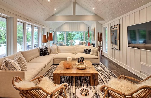 Seguin Casa | Hotel Luxury 6 brdm, 3 bath cottage on Little Lake Joe! Pristine inside and out!