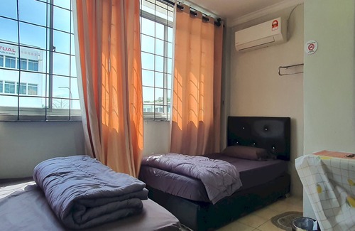 Kuching Hotel | OYO 90997 Hoover Room