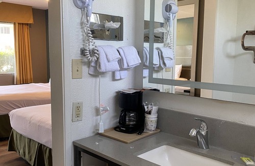 Lincoln Acres Hotel | Hotel Palmeras Chula Vista
