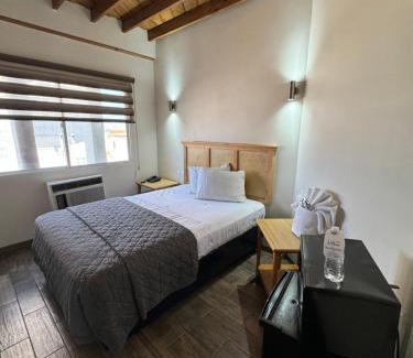 Avenida Revolucion Hotel | Hotel Paris