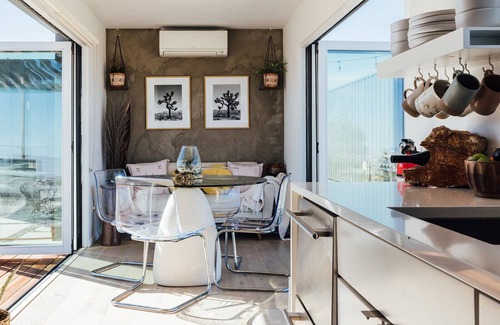 Joshua Tree Casa | Hotel Reset prototype. 9 secluded acres.Art Gallery.Dark Skies.Hot tub. Aliens.