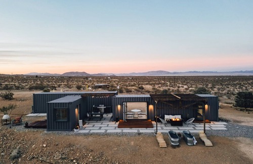 Joshua Tree Casa | Hotel Reset prototype. 9 secluded acres.Art Gallery.Dark Skies.Hot tub. Aliens.
