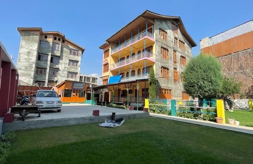 Srinagar Hotel | HOTEL RESHI