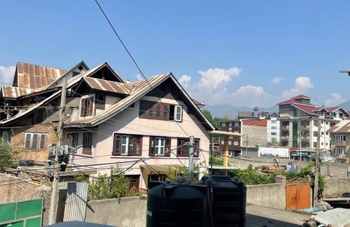 Srinagar Hotel | HOTEL RESHI