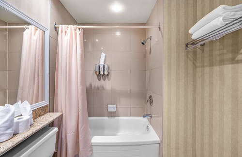 Saint-Sauveur Casa | Hotel room le Domaine Queen bed