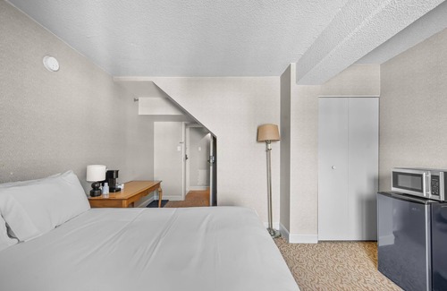 Saint-Sauveur Casa | Hotel room le Domaine Queen bed