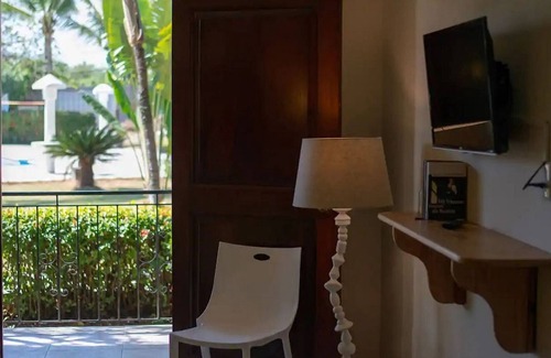 Playa Chiquita Apartamento | Hotel room with the largest swimming pool in the area