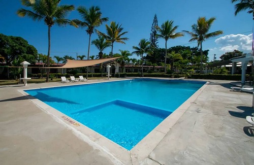 Playa Chiquita Apartamento | Hotel room with the largest swimming pool in the area