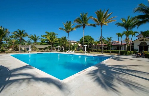 Playa Chiquita Apartamento | Hotel room with the largest swimming pool in the area