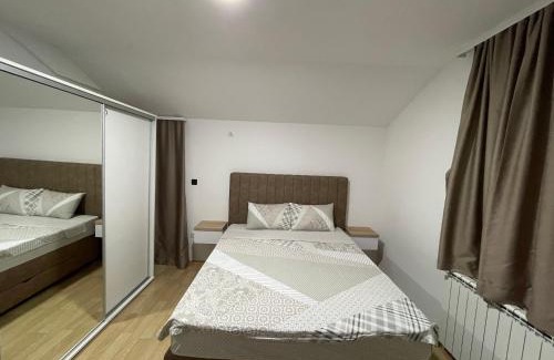 Niksic Cama Y Desayuno | Hotel Royal Garden