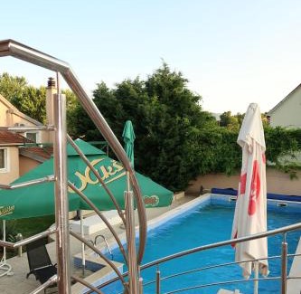 Niksic Cama Y Desayuno | Hotel Royal Garden