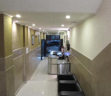 Central Zone Hotel | Hotel Salomão - Próximo a 25 de Março, Bom Retiro, Brás e Rua Santa Efigênia, a 2 minutos do Mirante Sampa Sky e pista de Skate Anhangabaú