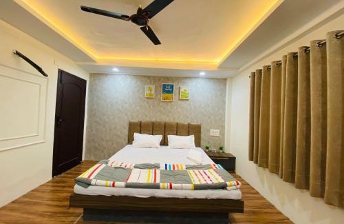 Maheshwar Casa | Hotel StayMore Premium Rooms and AC dorms