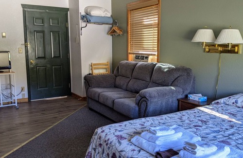 Almont Cabina | Hotel Style Lodge Room w/Kitchenette