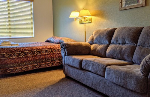 Almont Cabina | Hotel Style Lodge Room w/Kitchenette