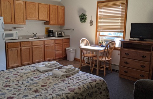 Almont Cabina | Hotel Style Lodge Room w/Kitchenette