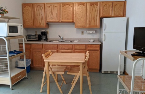 Almont Cabina | Hotel Style Lodge Room w/Kitchenette