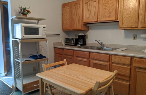 Almont Cabina | Hotel Style Lodge Room w/Kitchenette