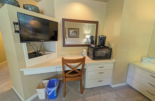 Century West Condominio | Hotel-Style, King Bed, Secondd Floor Condo 424B