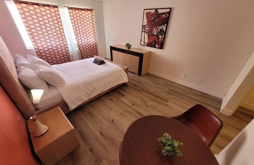 Los Angeles Apartamento | Hotel Style Queen Bed Unit with AC and WiFi in Beverly Hills