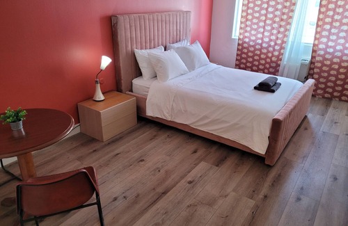 Los Angeles Apartamento | Hotel Style Queen Bed Unit with AC and WiFi in Beverly Hills
