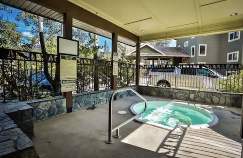 East Kootenay Condominio | Hotel-Style Studio Suite | Hot Tub | Sauna | BBQ