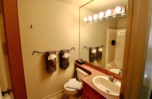 East Kootenay Condominio | Hotel-Style Studio Suite | Hot Tub | Sauna | BBQ