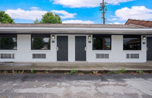 Clarksville Apartamento | Hotel-Style Studio Near APSU & Fort Campbell Queen Bed + Kitchenette + Wifi