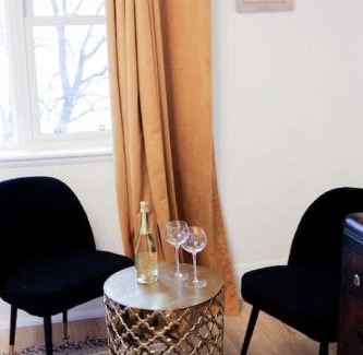 Rossmore Casa | Hotel-style Waterfront Family Suite & Sunset Views