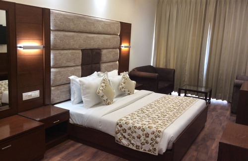 Sector 5 Hotel | HOTEL THE SAFFRON PARK